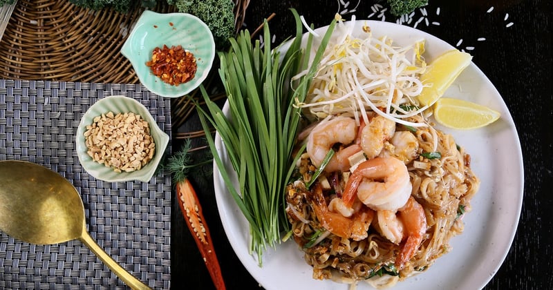 Pad thaï maison aux crevettes et cacahuètes, le goût de Bangkok